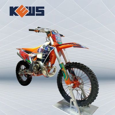 Xe cào cào 2 thì 250CC làm mát bằng nước, dùng chế hòa khí, có đánh lửa CDI và tem dán tùy chọn